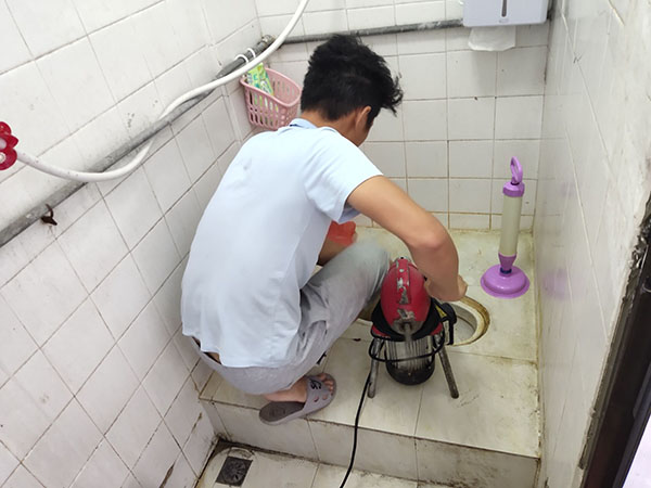 喀什管道堵塞冒臭气 专业师傅现场解决问题