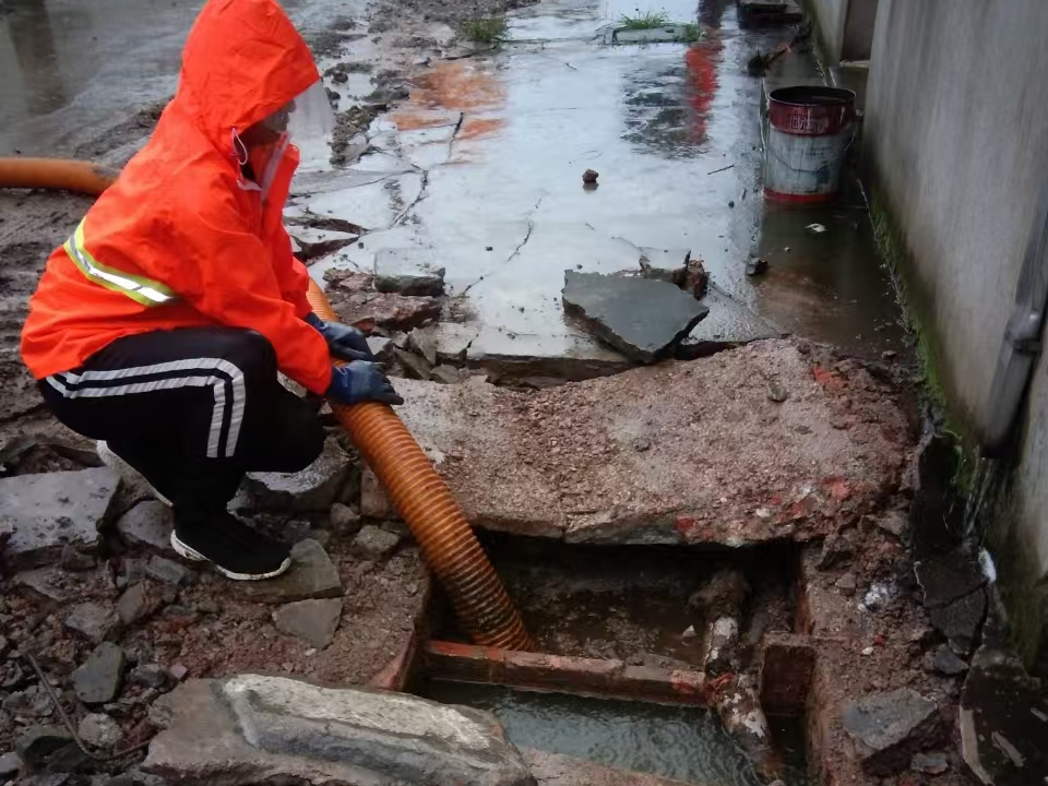 喀什专业清理污水池 炜誉市政以规范流程守护城市 “肠道”