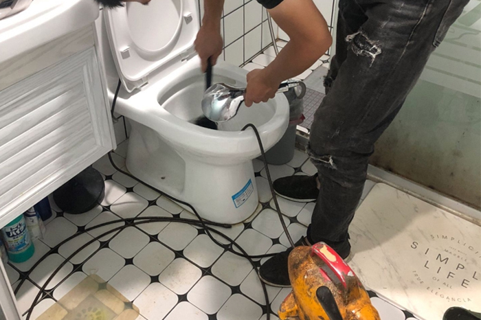 喀什马桶堵塞自己疏通还是找师傅？专业上门服务让你省时更省心